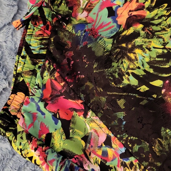 Floral print casual shorts size Medium. - Picture 2 of 4